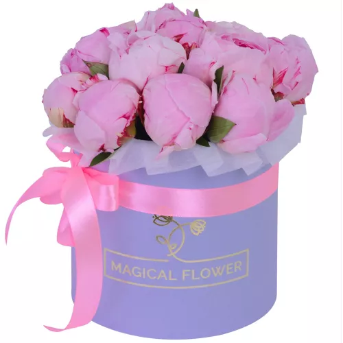 Букет из 15 розовых пионов в фиолетовой шляпной коробке
