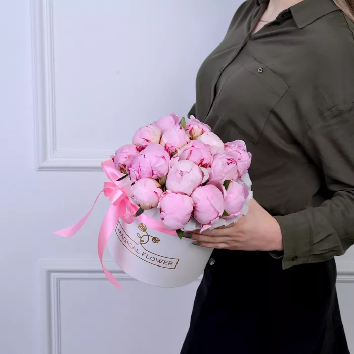 Букет из 15 розовых пионов в белой шляпной коробке