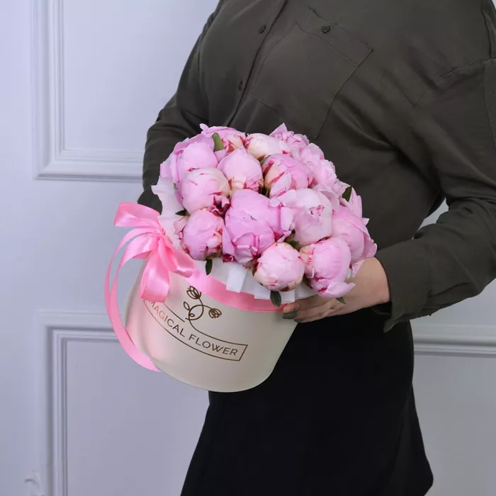 Букет из 15 розовых пионов в кремовой шляпной коробке