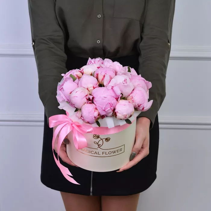 Букет из 15 розовых пионов в кремовой шляпной коробке