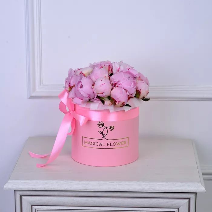 Букет из 15 розовых пионов в розовой шляпной коробке