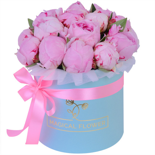 Букет из 19 розовых пионов с днем рождения в голубой шляпной коробке