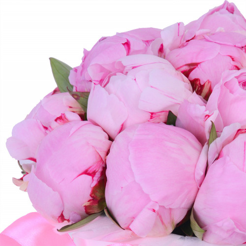 Букет из 19 розовых пионов с днем рождения в белой шляпной коробке