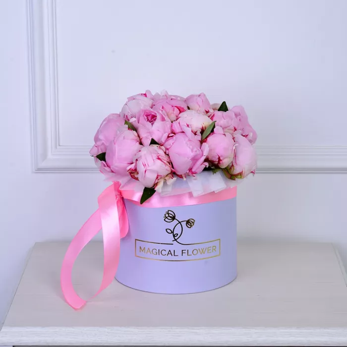 Букет из 19 розовых пионов в фиолетовой шляпной коробке