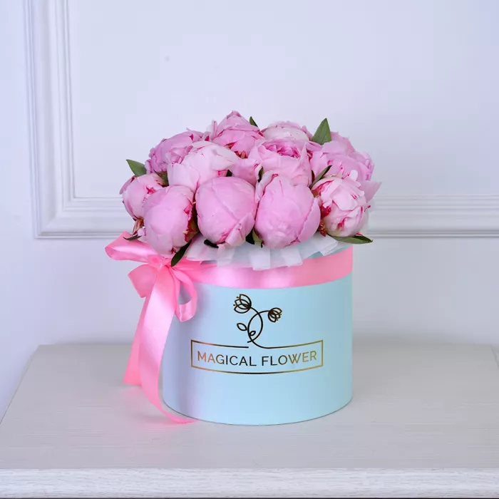 Букет из 19 розовых пионов в голубой шляпной коробке
