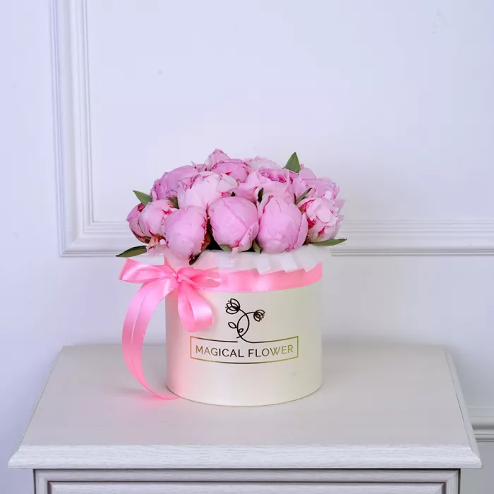 Букет из 19 розовых пионов в кремовой шляпной коробке