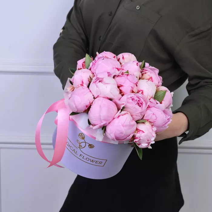 Букет из 19 розовых пионов в фиолетовой шляпной коробке