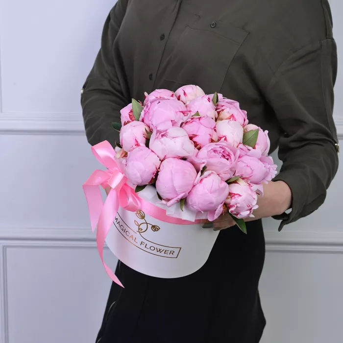 Букет из 19 розовых пионов в белой шляпной коробке