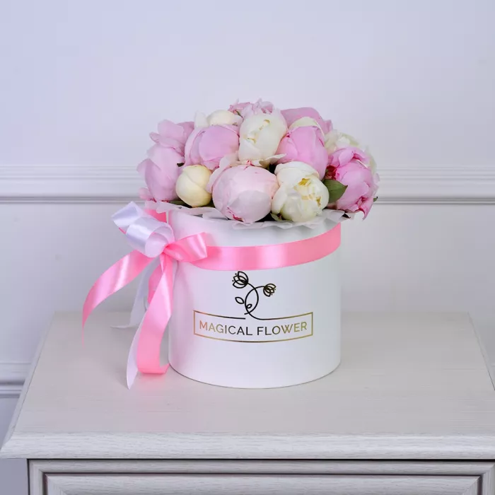 Букет из 19 разноцветных пионов в белой шляпной коробке