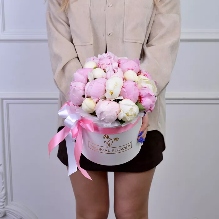 Букет из 19 разноцветных пионов в белой шляпной коробке