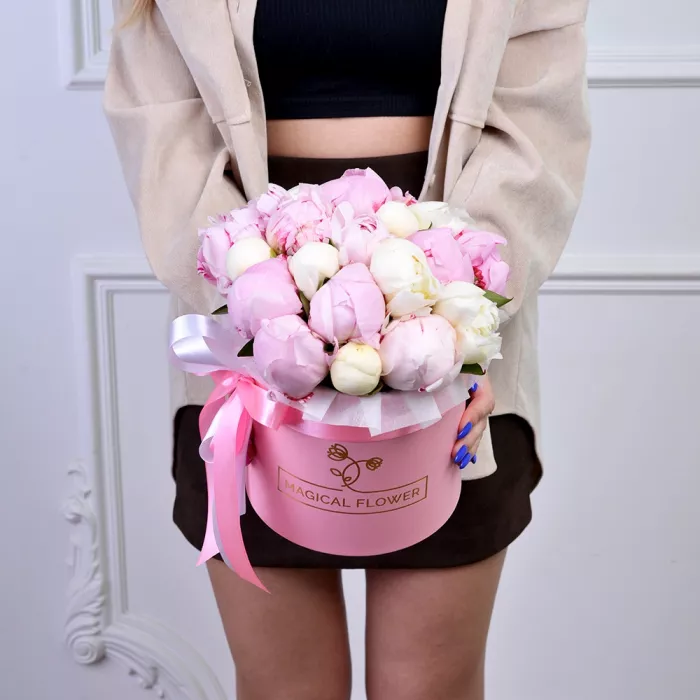Букет из 19 разноцветных пионов в розовой шляпной коробке
