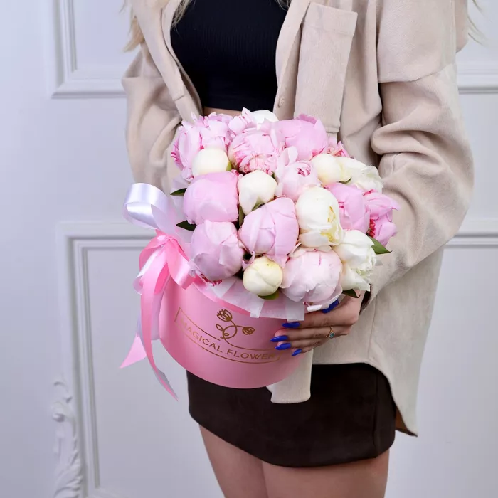 Букет из 19 разноцветных пионов в розовой шляпной коробке