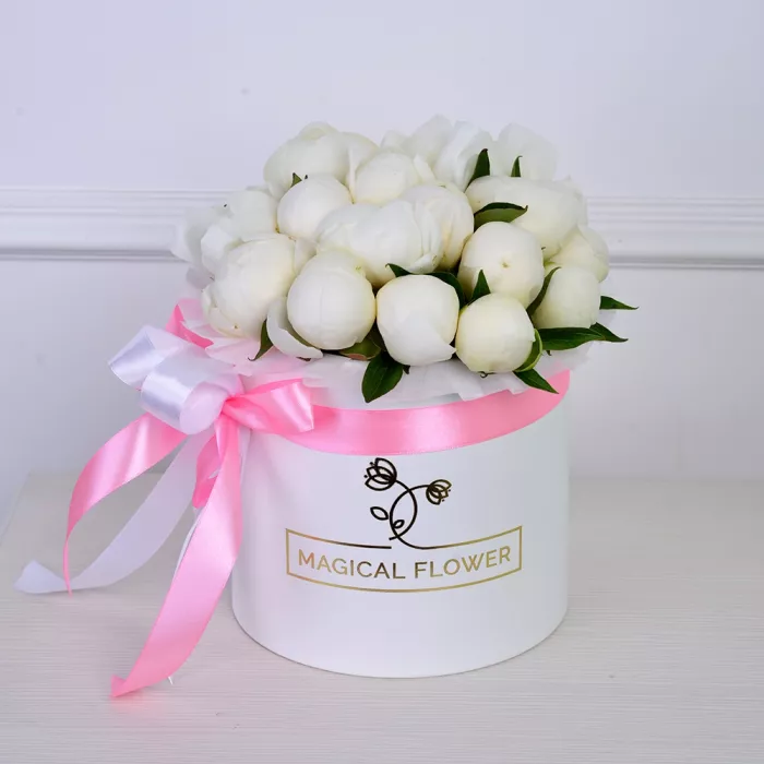 Букет из 19 белых пионов в белой шляпной коробке