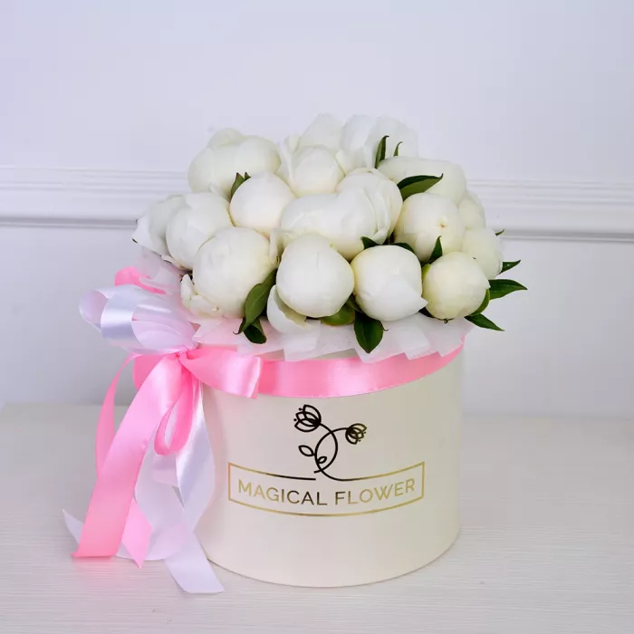 Букет из 19 белых пионов в кремовой шляпной коробке