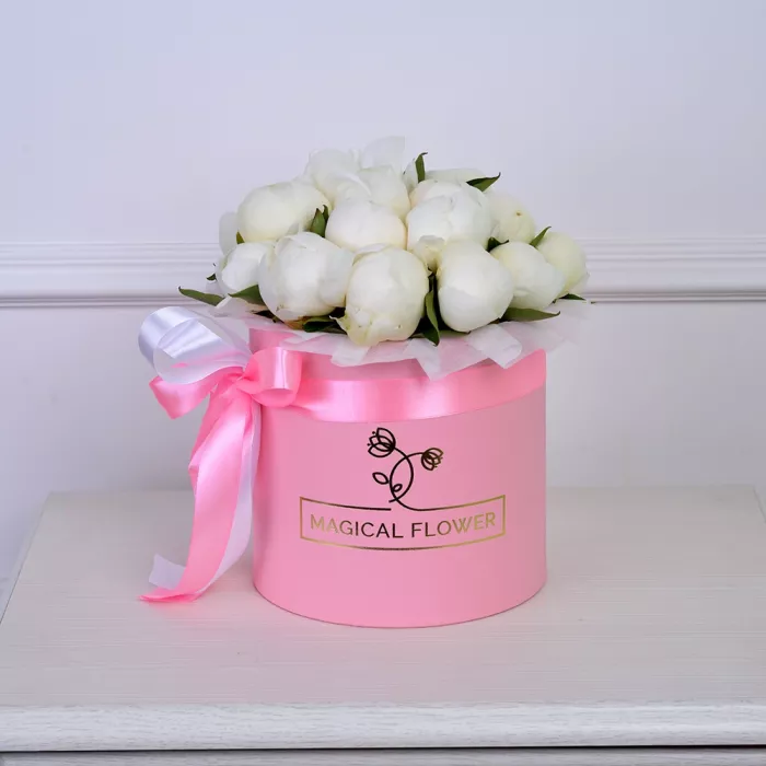 Букет из 19 белых пионов в розовой шляпной коробке
