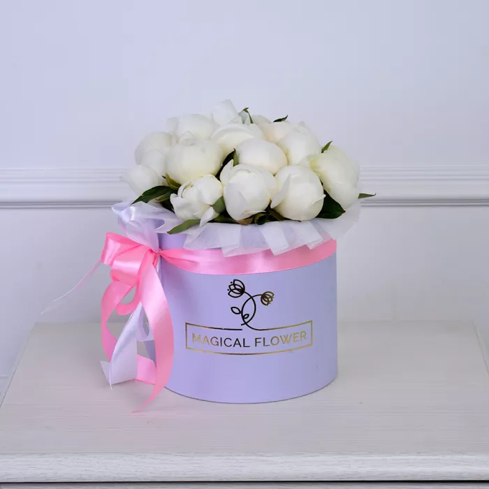 Букет из 19 белых пионов в фиолетовой шляпной коробке