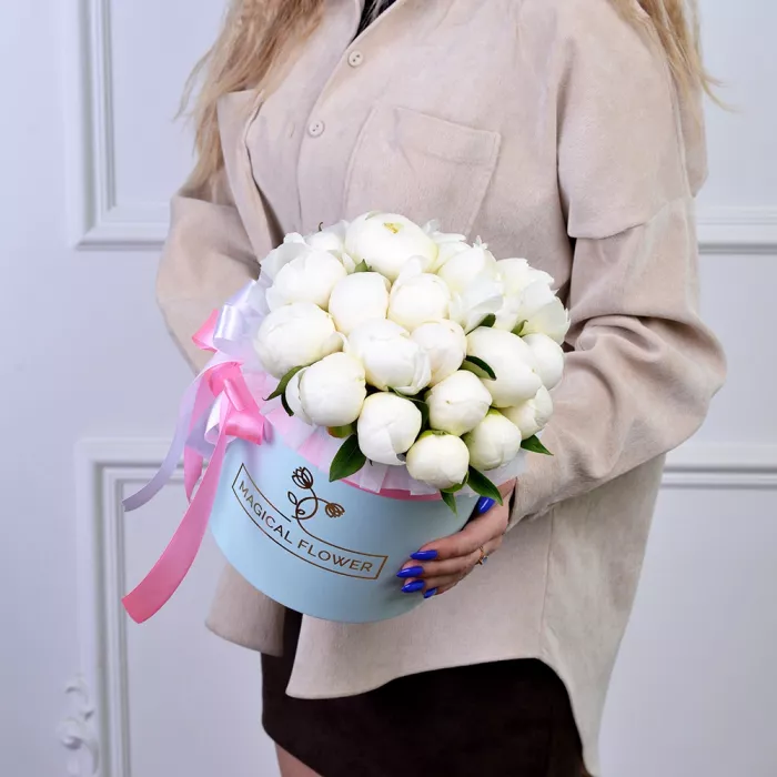 Букет из 19 белых пионов в голубой шляпной коробке