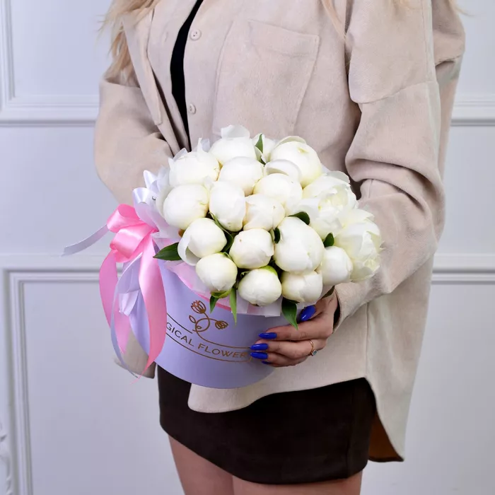 Букет из 19 белых пионов в фиолетовой шляпной коробке