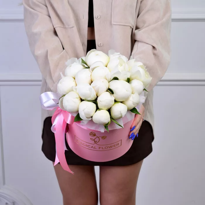 Букет из 19 белых пионов в розовой шляпной коробке