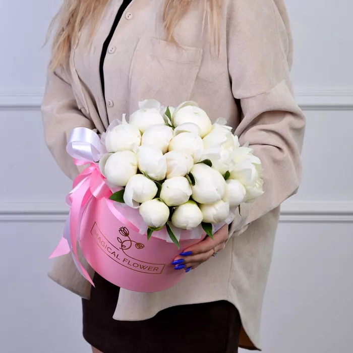 Букет из 19 белых пионов в розовой шляпной коробке