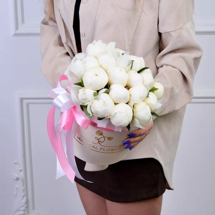 Букет из 19 белых пионов в кремовой шляпной коробке