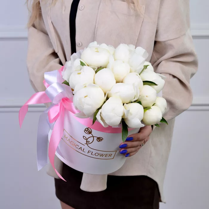 Букет из 19 белых пионов в белой шляпной коробке