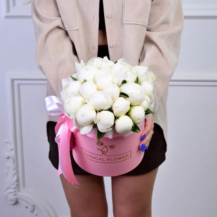 Букет из 21 белого пиона в розовой шляпной коробке