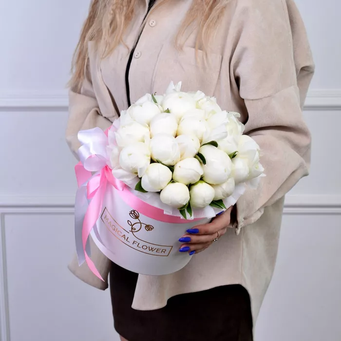 Букет из 21 белого пиона в белой шляпной коробке