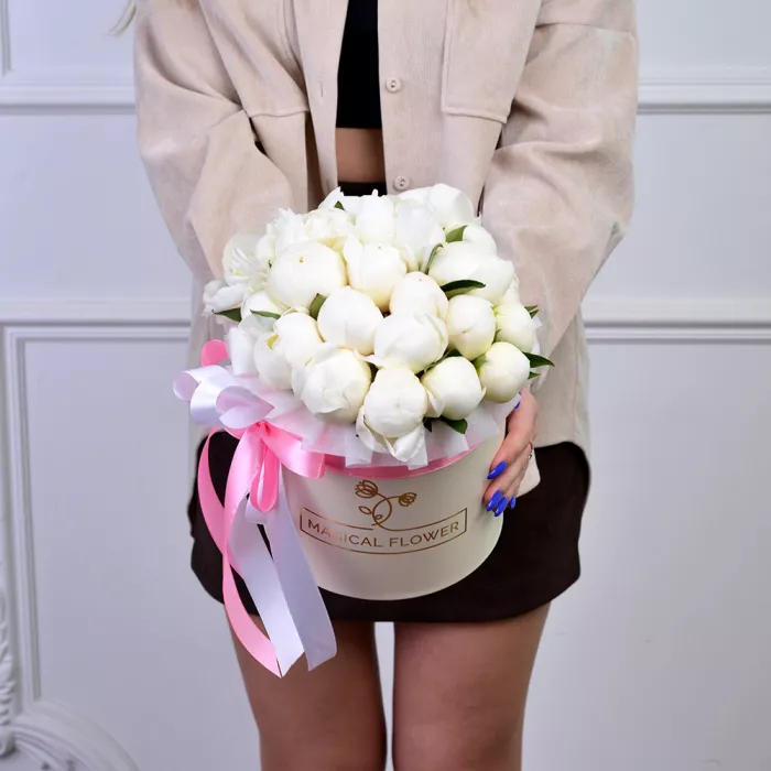 Букет из 21 белого пиона в кремовой шляпной коробке