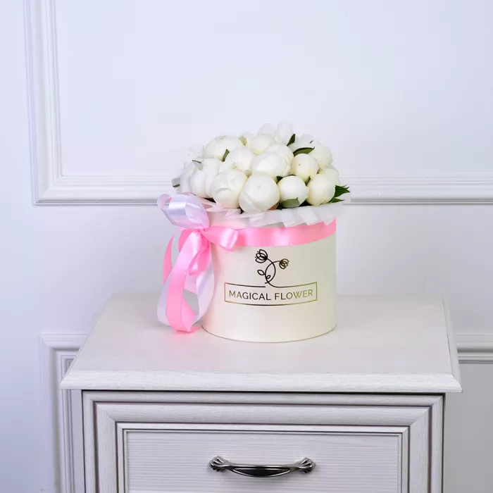 Букет из 21 белого пиона в кремовой шляпной коробке