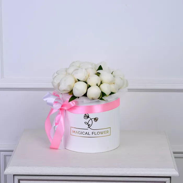 Букет из 21 белого пиона в белой шляпной коробке