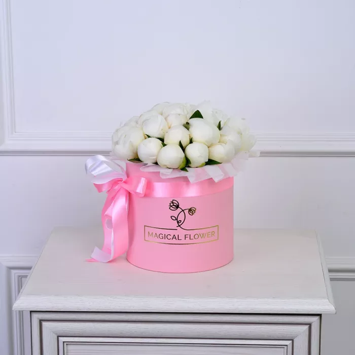 Букет из 21 белого пиона в розовой шляпной коробке
