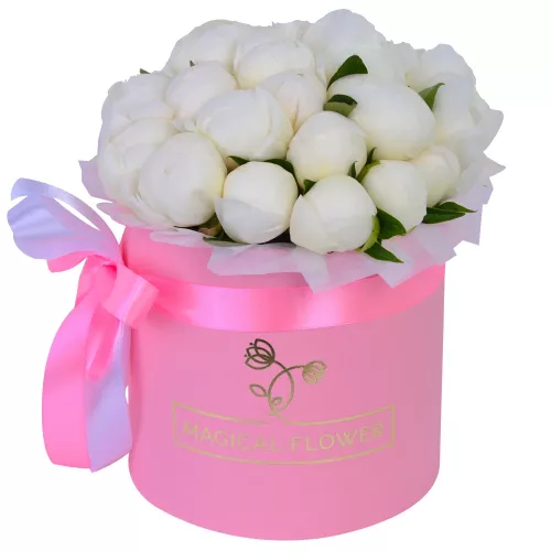 Букет из 21 белого пиона в розовой шляпной коробке