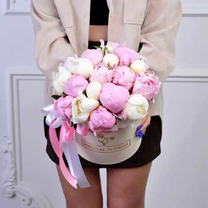 Букет из 21 разноцветного пиона в кремовой шляпной коробке