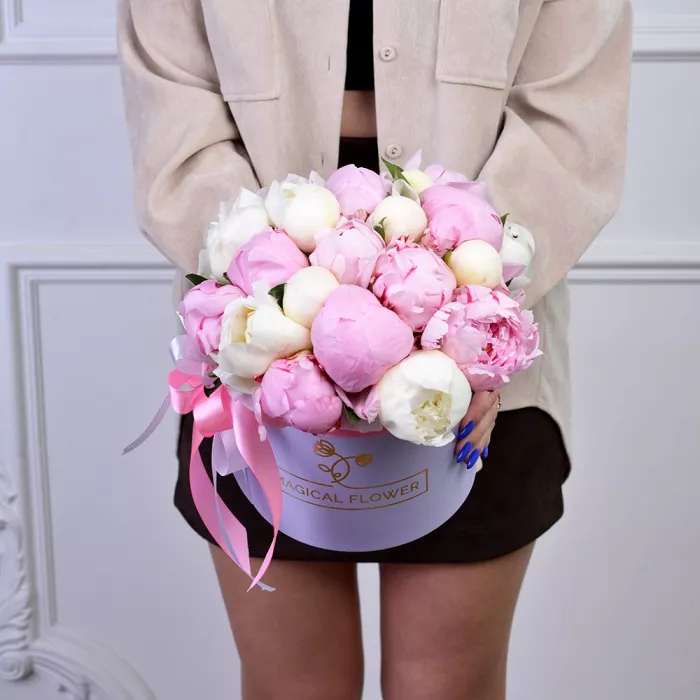 Букет из 21 разноцветного пиона в фиолетовой шляпной коробке