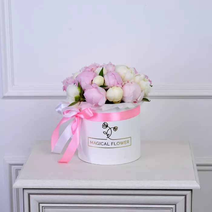 Букет из 21 разноцветного пиона в белой шляпной коробке