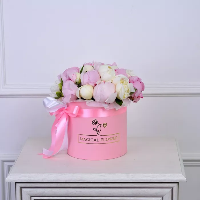 Букет из 21 разноцветного пиона в розовой шляпной коробке