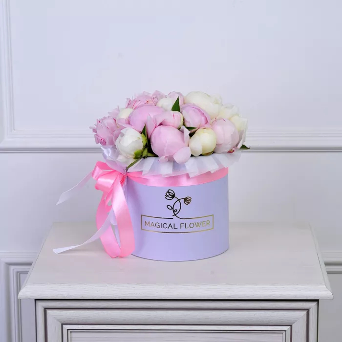 Букет из 21 разноцветного пиона в фиолетовой шляпной коробке