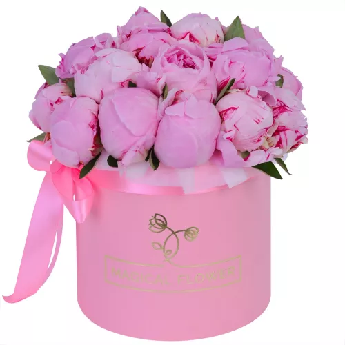 Букет из 21 розового пиона в розовой шляпной коробке