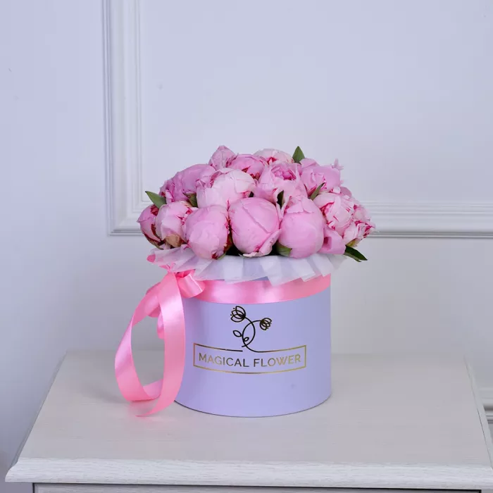 Букет из 21 розового пиона в фиолетовой шляпной коробке