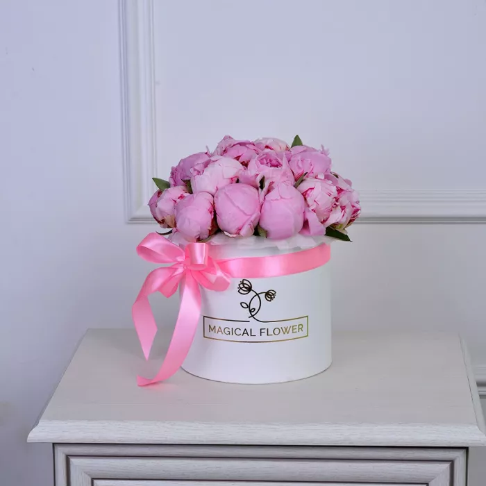 Букет из 21 розового пиона в белой шляпной коробке