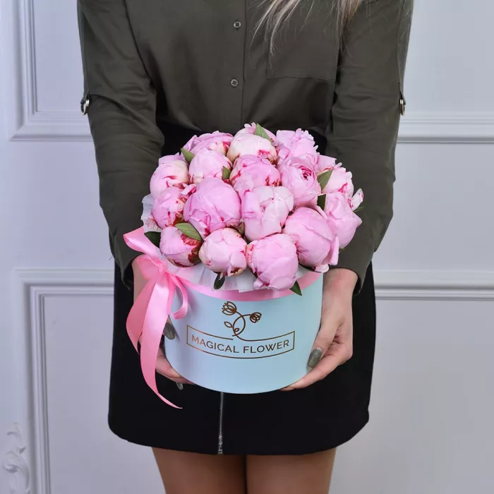Букет из 21 розового пиона в голубой шляпной коробке