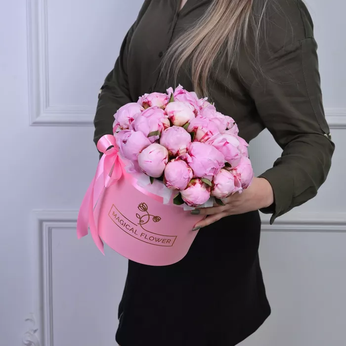 Букет из 21 розового пиона в розовой шляпной коробке