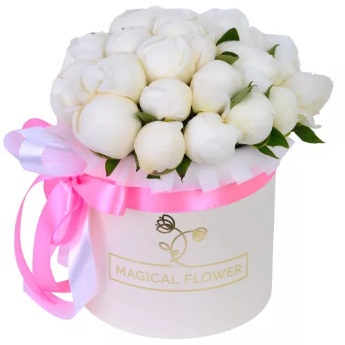 Букет из 25 белых пионов в кремовой шляпной коробке