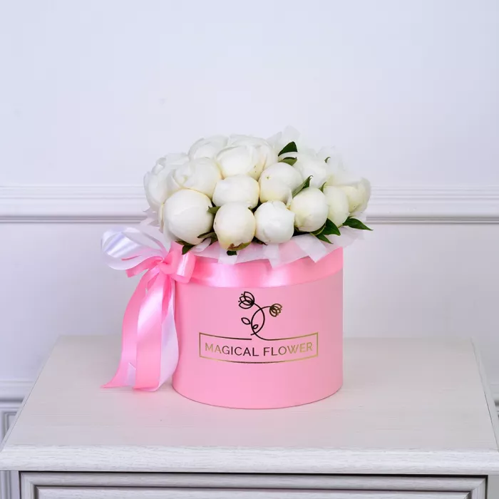 Букет из 25 белых пионов в розовой шляпной коробке