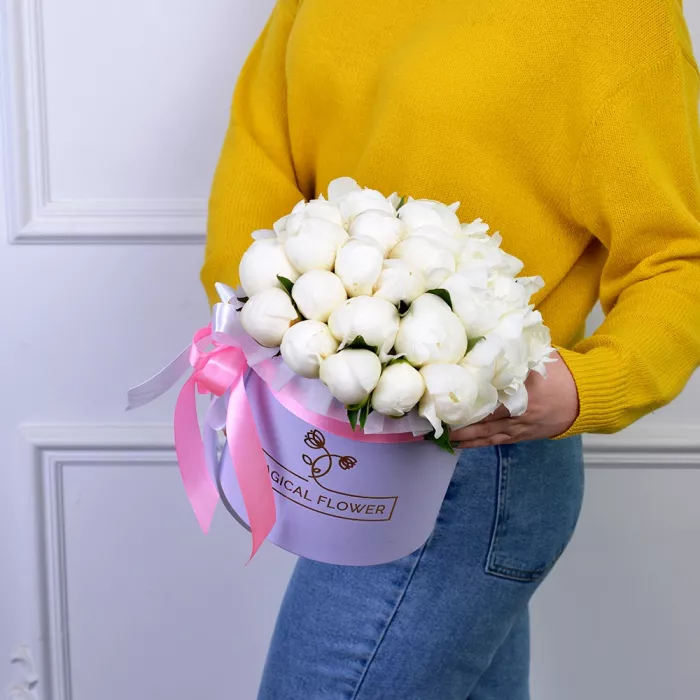 Букет из 25 белых пионов в фиолетовой шляпной коробке