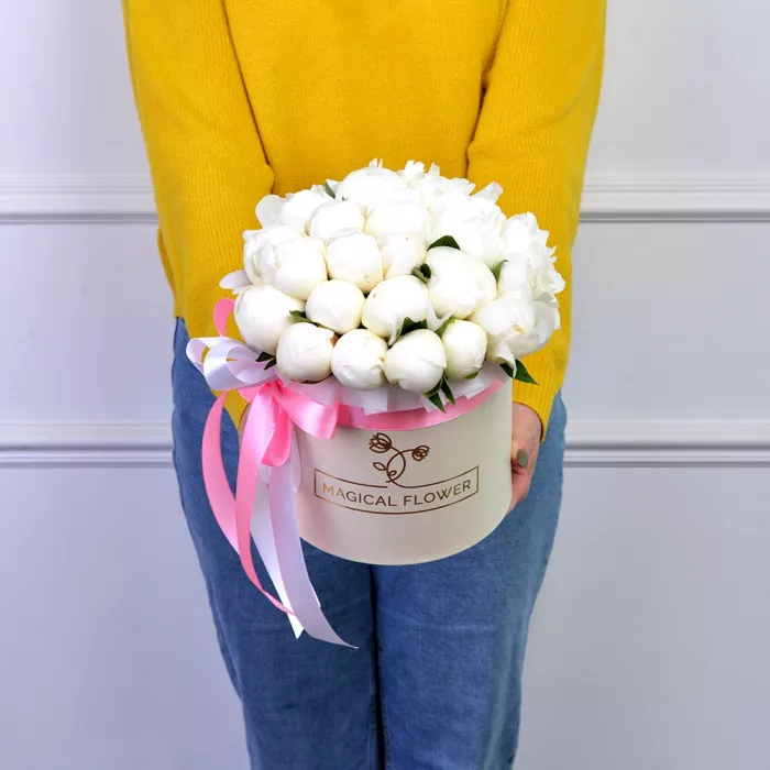 Букет из 25 белых пионов в кремовой шляпной коробке