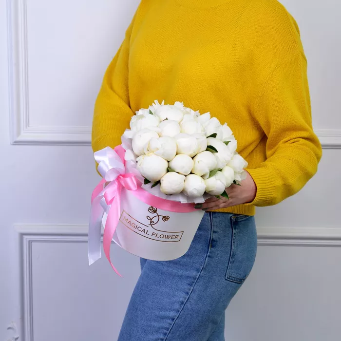 Букет из 25 белых пионов в белой шляпной коробке