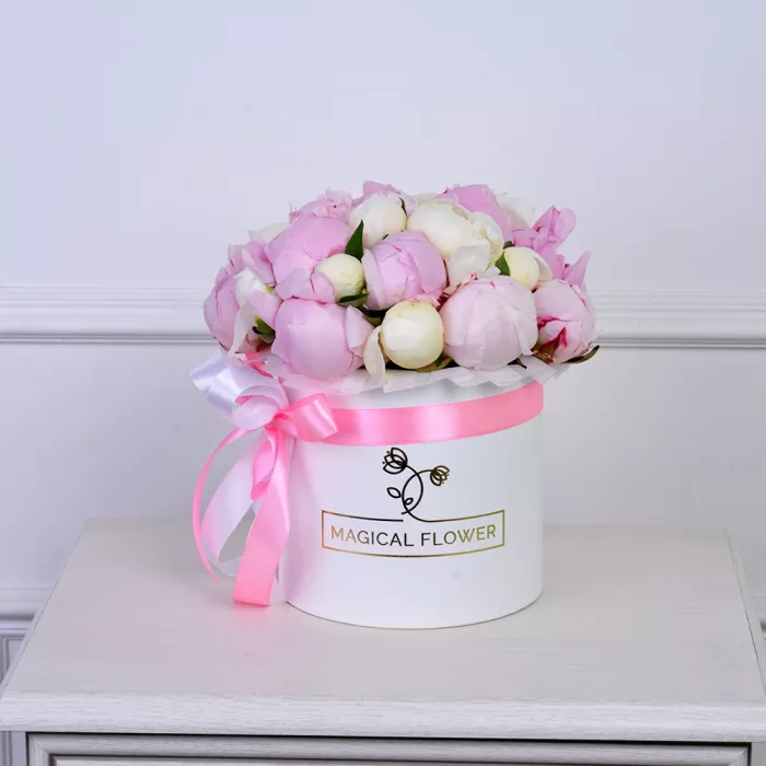 Букет из 25 разноцветных пионов в белой шляпной коробке