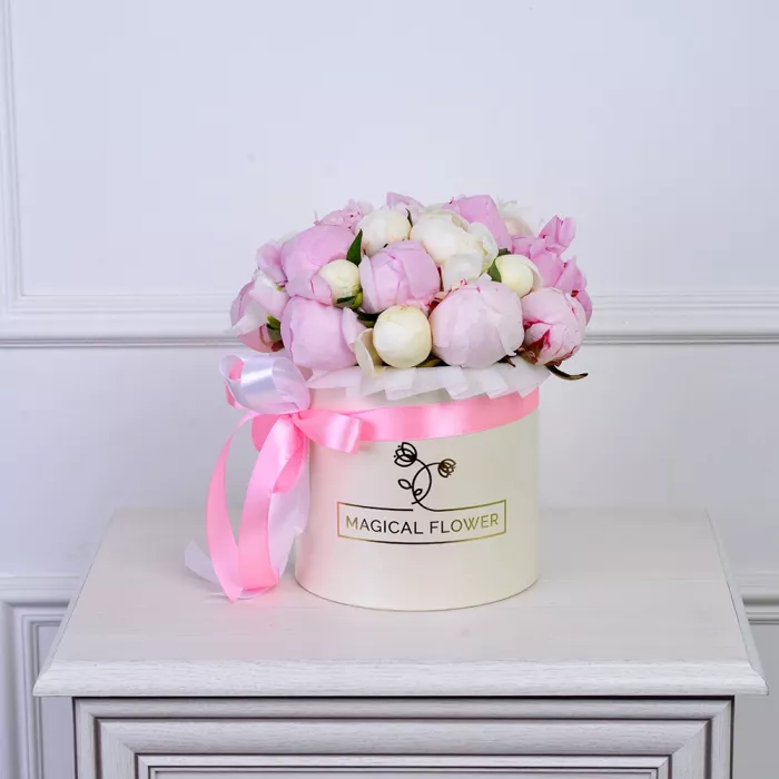 Букет из 25 разноцветных пионов в кремовой шляпной коробке